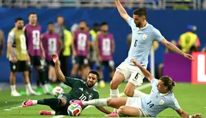 Penyerang Timna Arab Saudi, Salem Al-Dawsari, berebut bola dengan dua pemain Timnas Uruguay, Rodrigo Bentancur dan Agustin Canobbio, dalam laga pertama Grup H Piala Dunia 2026. Kedua tim bermain imbang 1-1 dalam laga yang digelar di Miami Stadium, Selasa (16/6/2026) pagi WIB. (CHANDAN KHANNA / AFP)