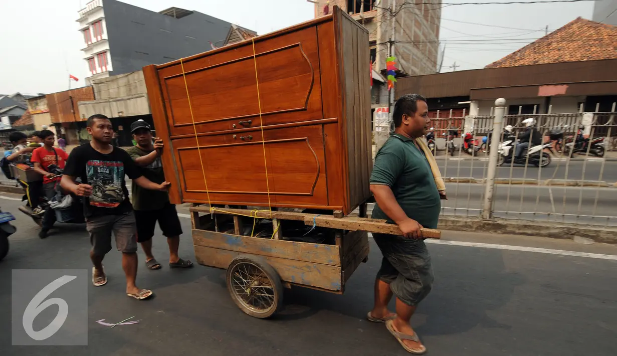 Warga Kampung Pulo menggunakan gerobak untuk memindahkan barang mereka pasca penggusuran, Jumat (21/8/2015). Pemprov DKI Jakarta merelokasi pemukiman padat di bantaran Kali Ciliwung ke Rusunawa Jatinegara. (Liputan6.com/Helmi Fithriansyah)