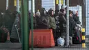 Pengungsi dari Ukraina berbaris untuk masuk ke Polandia melalui penyeberangan perbatasan di Medyka, Polandia timur, 28 Februari 2022. Lebih dari setengah juta orang telah meninggalkan Ukraina sejak invasi Rusia dengan lebih dari setengahnya melarikan diri ke Polandia. (Wojtek RADWANSKI/AFP)