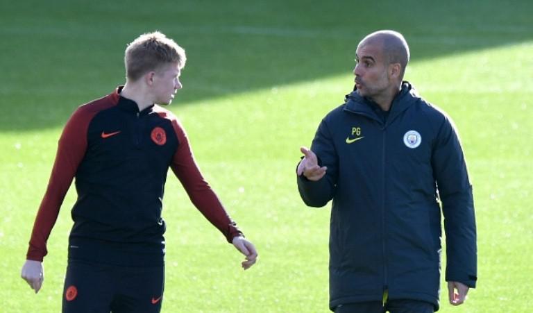 Kevin de Bruyne (kiri) bersama Pep Guardiola. (AFP/Anthony Devlin)