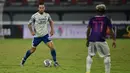 Dua peluang terbaik Persib Bandung di babak kedua pun gagal berbuah gol. Temabakan Marc Klok yang telah berdiri bebas di menit ke-62 masih menyamping di sebelah kanan gawang Dikri Yusron. (Persib.co.id)