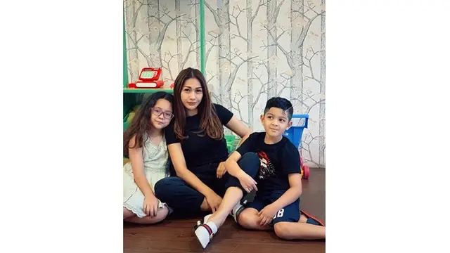 7 Gaya Tata Janeeta dan Kedua Anaknya, Kompak Banget