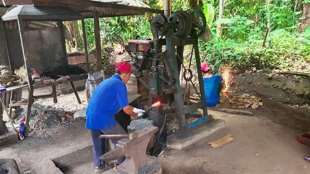Abbas, sang pandai besi di Rumbio Jaya Steel yang menularkan ilmunya ke ratusan warga di Kabupaten Kampar dan bekerjasama dengan PTPN V.