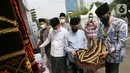 Co Founders the Rabbaanians Izzah Dani Prayoga dan Ketua YPI Al-Azhar Muhammad Suhadi meninjau bazar the Rabbaanians di pelataran Masjid Agung Al Azhar, Jakarta, Minggu (17/4/2022). Melalui program AsahIzzah, para muamalah dibekali ilmu manajemen bisnis dan ilmu fiqh sesuai Al-Qur'an dan As-Sunnah