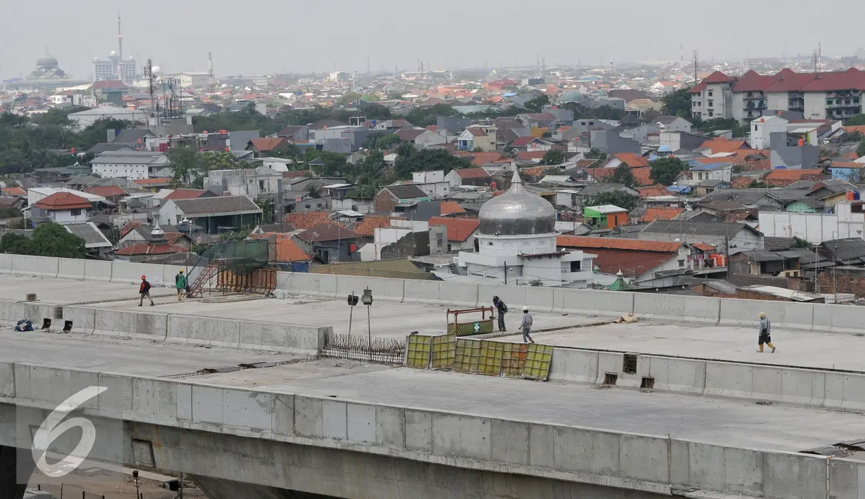 Penampakan pembangunan Proyek Jalan layang Non Tol Akses Pelabuhan Tanjung Priok-Simpang Jampea, Jakarta Utara, Selasa (28/7/2015). Kementerian PU menargetkan pembangunan jalan layang Non Tol selesai akhir tahun 2015. (Liputan6.com/JohanTallo)