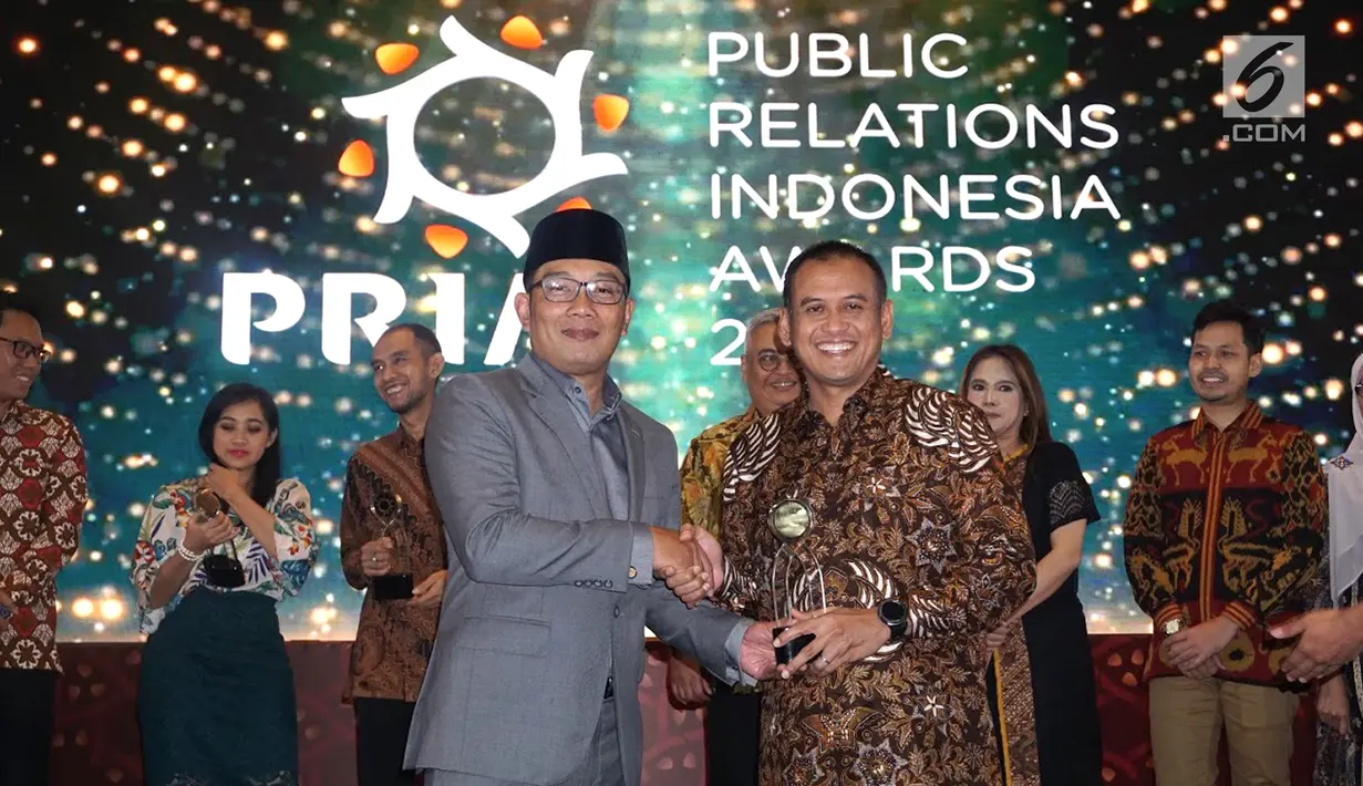 Gubernur Jabar, Ridwan Kamil memberikan penghargaan kepada perwakilan Humas Pupuk Indonesia Grup pada acara PR Indonesia Awards 2019 di Bandung, Kamis (28/3). Pupuk Indonesia Grup memperoleh 17 penghargaan sebagai keberhasilan dalam perumusan strategi komunikasi. (Liputan6.com/Pool/Pupuk Indonesia)