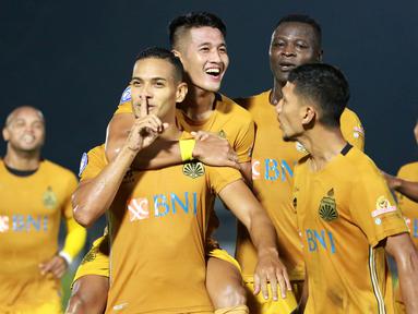 Selebrasi Renan Silva bersama pemain Bhayangkara FC lainnya usai mencetak gol ke gawang Persik Kediri pada laga pekan kelima BRI Liga 1 di Stadion Madya, Jakarta, Rabu, (29/9/2021). (Bola.com/M Iqbal Ichsan)