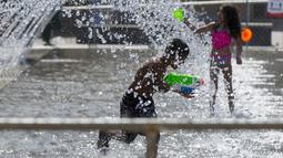 Anak-anak bermain di kolam dangkal di Toronto, Kanada (23/8/2020). Departemen Lingkungan dan Perubahan Iklim Kanada mengeluarkan peringatan cuaca panas untuk Toronto dengan suhu yang diperkirakan akan melonjak dengan suhu terendah mencapai 30-an pada Senin (24/8). (Xinhua/Zou Zheng)