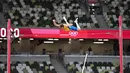 Atlet lompat galah asal Swedia Armand Duplantis bertanding di final lompat galah putra pada Olimpiade Tokyo 2020 di Olympic Stadium, Tokyo, Selasa (3/8/2021). (Foto: AFP/Andrej Isakovic)