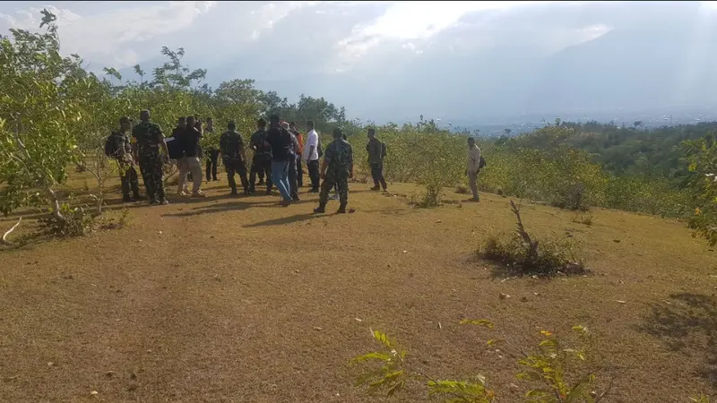 Panglima TNI Jenderal Hadi Tjahjanto dan Kepala BNPB Willem Rampangilei pun meninjau lahan untuk pemakaman massal korban gempa Palu di tempat pemakaman umum Paboya.