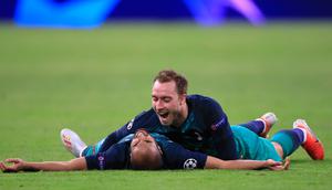 Gelandang Tottenham Hotspur, Christian Eriksen berselebrasi dengan Lucas Moura usai menang atas Ajax Amsterdam pada laga kedua semifinalLiga Champions di Stadion Johan Cruyff, Rabu (8/5). Tottenham secara dramatis merebut tiket final Liga Champions setelah menaklukkan Ajax 3-2. (AP/Peter Dejong)