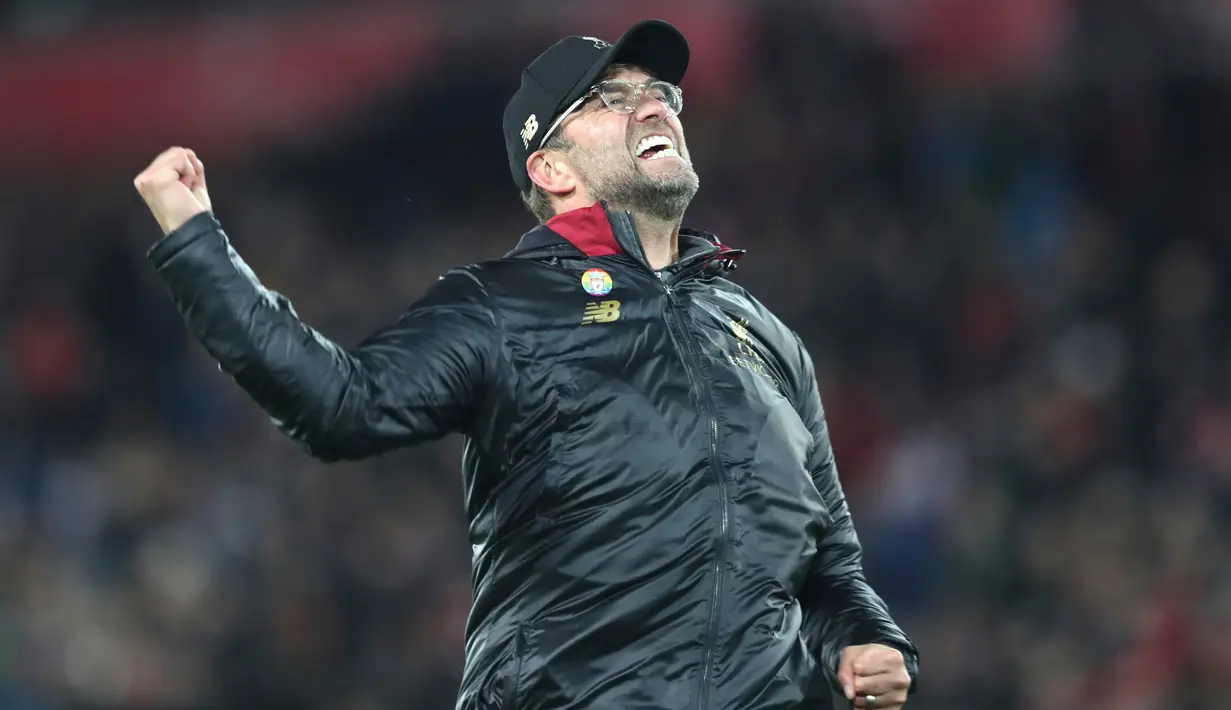 Pelatih Liverpool, Jurgen Klopp berselebrasi usai pertandingan melawan Everton pada lanjutan Liga Inggris di Anfield Stadium (2/11). Liverpool menang atas Everton 1-0 berkat gol di detik-detik pertandingan lewat gol Divock Origi. (AP Photo/Jon Super)