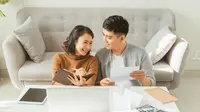 Ilustrasi pasangan muda kelola keuangan bersama. (Shutterstock/Makistock)