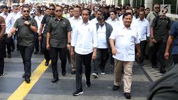 Presiden terpilih Joko Widodo atau Jokowi (kiri) bersama Ketua Umum Partai Gerindra Prabowo Subianto berjalan usai keluar dari Stasiun MRT Senayan, Jakarta, Sabtu (13/7/2019). Jokowi dan Prabowo makan siang bersama di pusat perbelanjaaan FX Sudirman. (Liputan6.com/JohanTallo)
