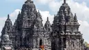 Para biksu Buddha mengunjungi Candi Sewu, bagian dari Kompleks Candi Prambanan yang termasuk dalam Situs Warisan Dunia UNESCO, saat mereka berpartisipasi dalam perjalanan spiritual Indonesia Walk of Peace (IWOP 2026) di Klaten, Jawa Tengah, pada Jumat 29 Mei 2026. Mereka berjalan sejauh 660 kilometer selama 20 hari dari Pulau Bali ke Candi Borobudur di Magelang, Jawa Tengah, untuk merayakan Hari Waisak. (DEVI RAHMAN/AFP)