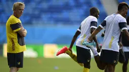 Pelatih Timnas Kamerun Volker Finke memastikan anak asuhnya Samuel Eto'o dan Stephane Mbia dalam kondisi fit, Stadion Natal, Brasil, Kamis (12/06/2014) (AFP Photo/PIERRE-PHILIPPE MARCOU)