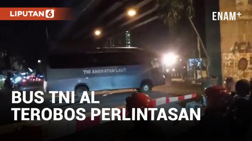 VIDEO: Detik-Detik 2 Bus TNI AL Terobos Perlintasan Kereta Api Nyaris Tertabrak