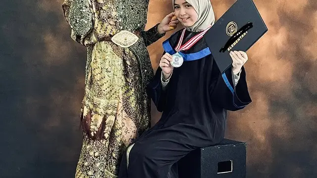 Potret Marshanda Dampingi Sienna Wisuda. (instagram/marshanda99)