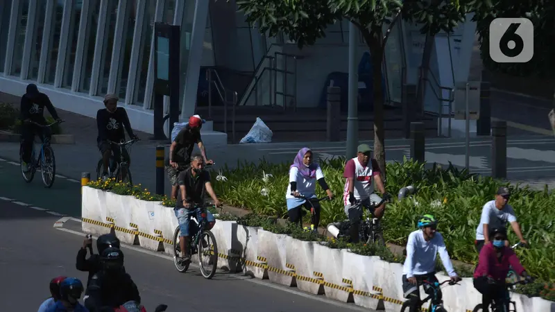 Jakarta PPKM Level 2, Warga Ramai Bersepeda di Bundaran HI