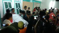 Jenazah almarhum Briptu Anumerta Fandi Setya Nugroho, korban kerusuhan Rutan Mako Brimob tiba di rumah duka (Liputan6.com/ Fernando Purba)
