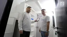 CEO Kamar Keluarga Charles Kwok (kiri) dan COO Ferry Lukas (kanan) sedang menujukkan cara pemesanan kamar melalui website kamarkeluarga.id di salah satu unit Kamar Keluarga di Duri Kosambi, Cengkareng, Jakarta, Kamis (19/9/2019). (Liputan6.com/HO/Ading)