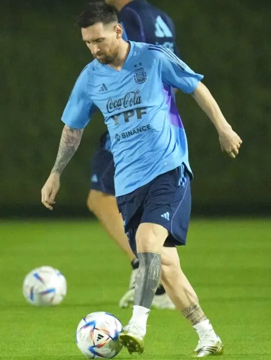 Lionel Messi memainkan bola selama sesi latihan di Stadion Universitas Qatar, Doha, Qatar, Senin (5/12/2022). Pada pertandingan kali ini Messi dan sang pelatih mengakui bahwa Oranje adalah lawan yang berat. (AP Photo/Jorge Saenz)