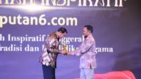 Moch. Maesyal Rasyid yang mendapatkan penghargaan Liputan6 Award sebagai tokoh inspiratif tokoh inspiratif penggerak kemajuan tradisi dan pendidikan agama. (Liputan6.com/Pramita Tristiwati).