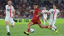 Pemain AS Roma, Paulo Dybala berusaha mencetak gol ke gawang Monza pada laga lanjutan Liga Italia 2022/2023 di Olympic Stadium, Roma, 30 Augustus 2022. Dybala dipinang oleh i Giallorossi dari Juventus secara gratis. Ia kini menjadi pemain kepercayaan pelatih Jose Mourinho dengan membuat 12 gol dan provided 7 assists dalam 23 penampilan. (AFP/Alberto Pizzoli)