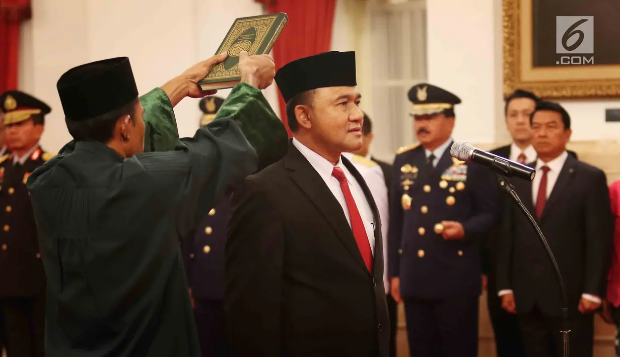 Irjen (Pol) Heru Winarko mengucapkan sumpah jabatan yang dipimpin oleh Presiden Jokowi dalam acara pelantikan Kepala BNN di Istana Negara, Jakarta, Kamis (1/3). Sebelumnya, Irjen Heru menempati jabatan Deputi Penindakan KPK. (Liputan6.com/Angga Yuniar)