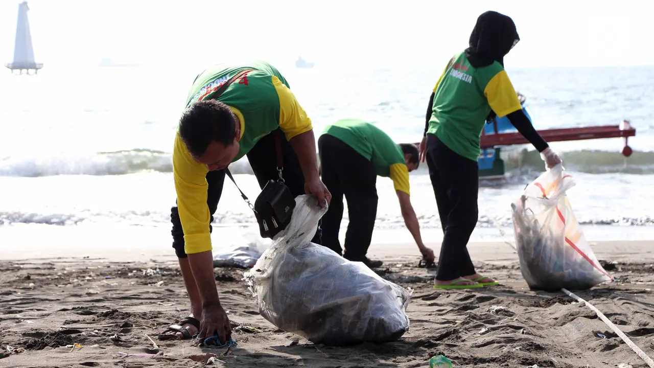 Aksi Karyawan Giant Ekspres Bersihkan Sampah Pantai Teluk Penyu Cilacap