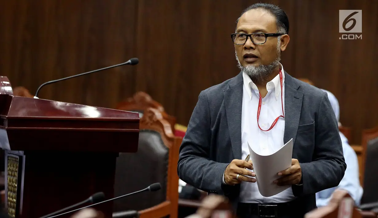 Mantan Komisioner KPK, Bambang Widjojanto usai menyampaikan pendapat dalam sidang lanjutan uji materi terkait hak angket di Mahkamah Konstitusi (MK) Jakarta, Selasa (5/9). Bambang dihadirkan sebagai saksi ahli dalam sidang itu. (Liputan6.com/Johan Tallo)
