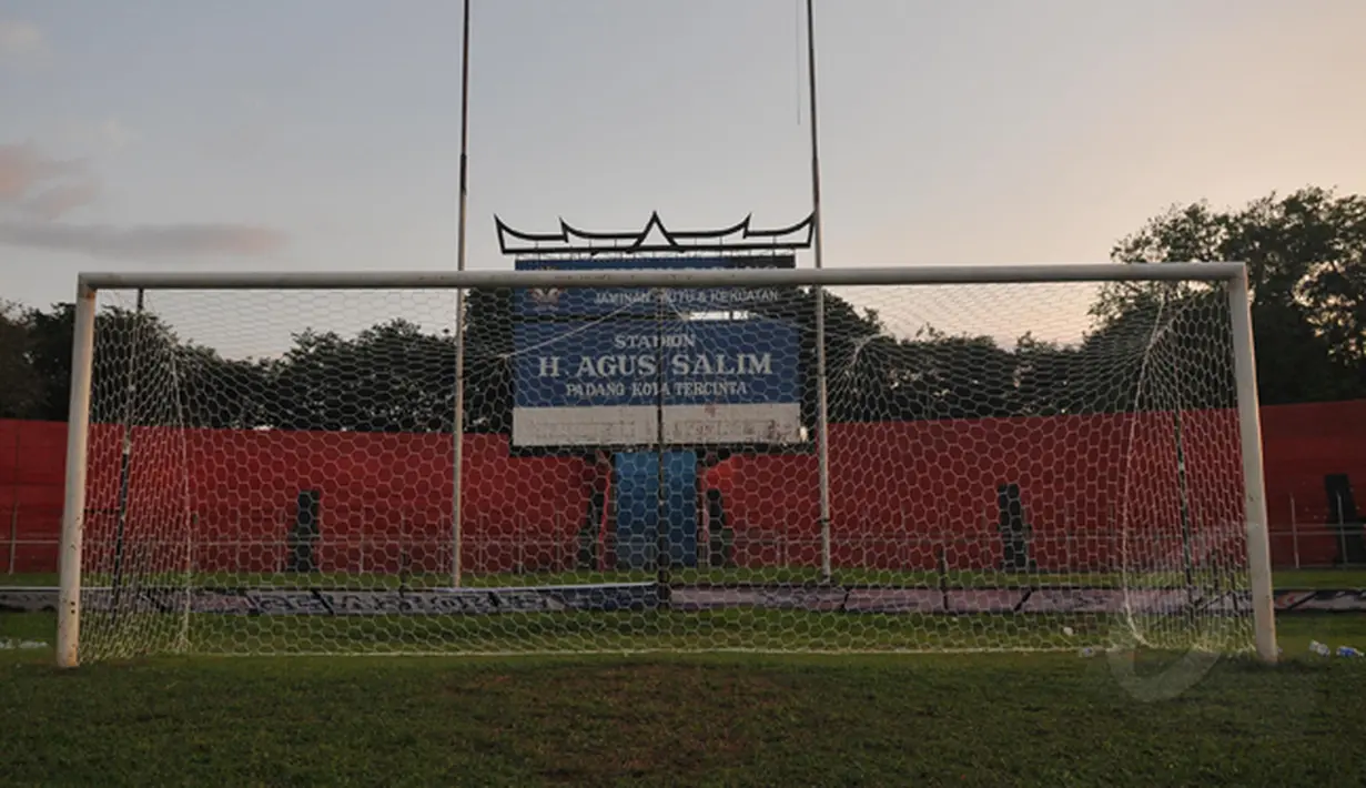 Jaring gawang di Stadion H Agus Salim Padang telah terpasang rapi untuk menjamu tim yang akan berlaga di SCM Cup, Jumat (16/1/2015). (Liputan6.com/Johan Tallo)