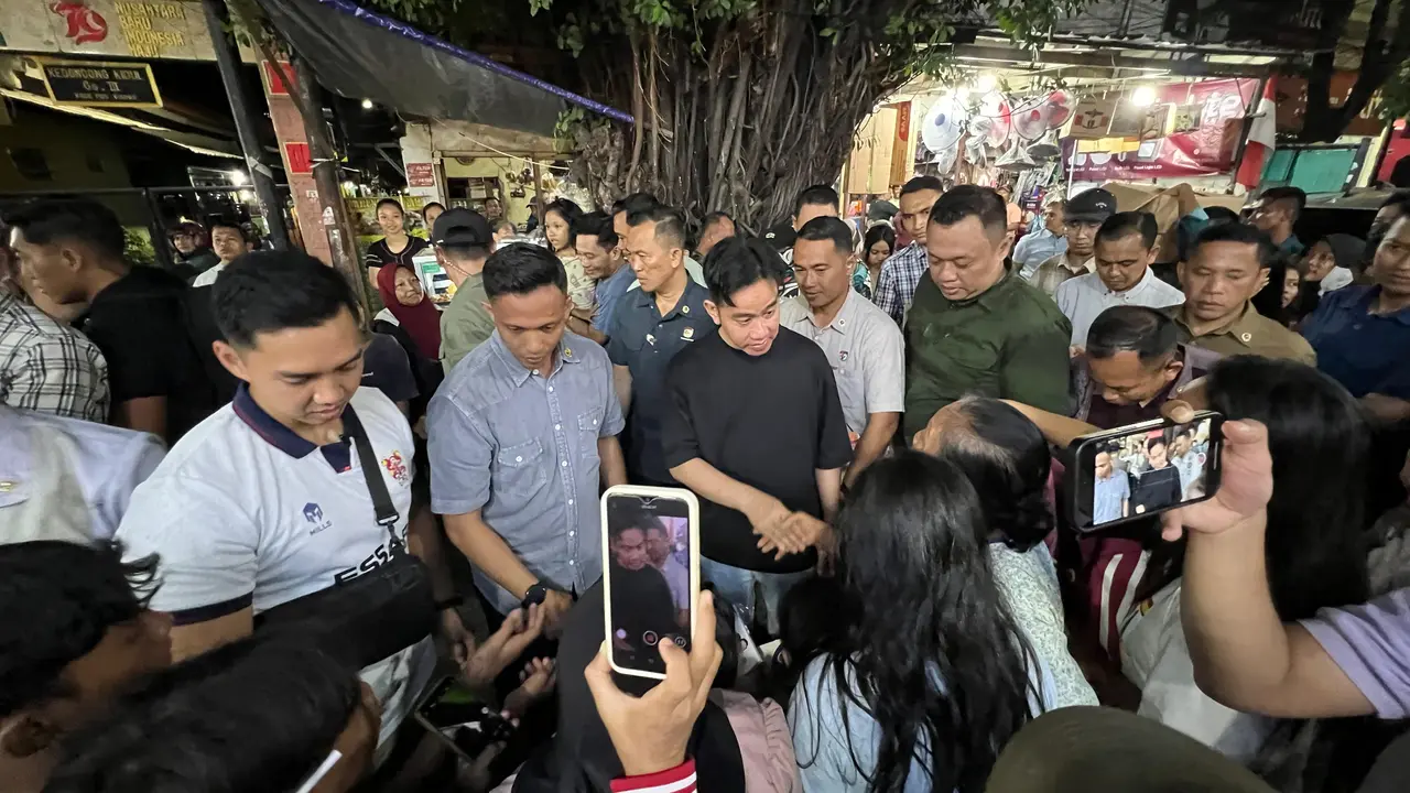 Wakil Presiden (Wapres) Gibran Rakabuming Raka mendatangi warga di Kampung Malang Tengah, Wonorejo III, Wonorejo, Tegalsari, Surabaya, pada Selasa malam (28/01/2025).