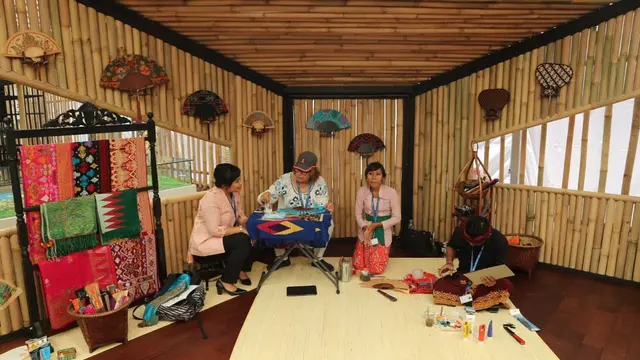 Kipas cantik khas Bali ini terbuat dari limbah