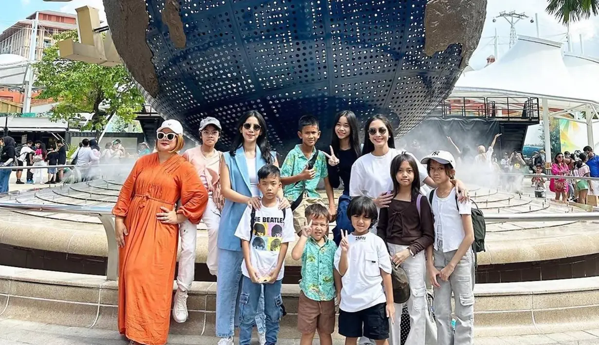 Enggak hanya bersama buah hati sendiri. Dalam liburannya ini ia turut ditemanioleh kerabat dan keluarga. Suasana liburan ke Singapura ini terlihat begitu meriah bersama anak-anak. Tampil simpel dengan kaos oblong putih, gaya Ririn Dwi Ariyanti menjadi sorotan. (Liputan6.com/IG/@ririndwiariyanti)