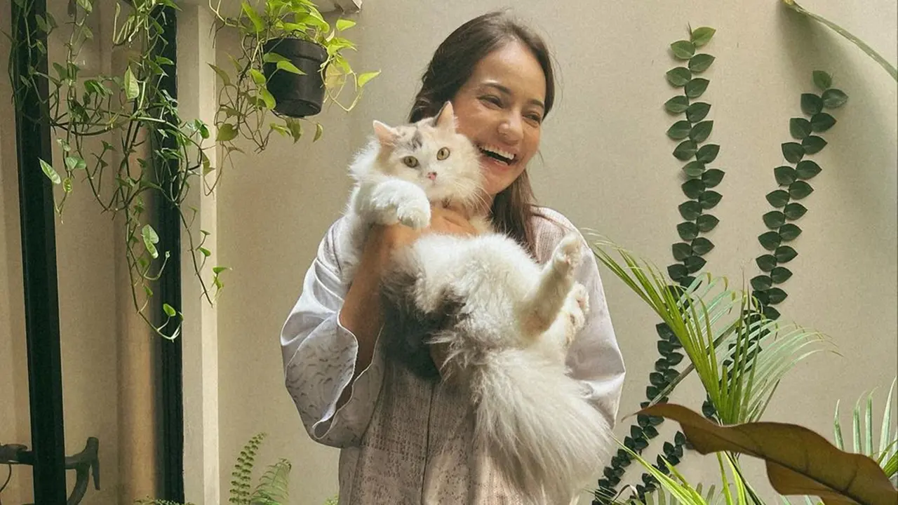 Gaya Candid Enzy Storia Pamer Senyum Sumringah, Aura Menawan Terpancarkan