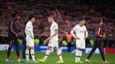 Para pemain Tottenham tampak kecewa usai dikalahkan Bayern Munchen pada laga Liga Champions di Stadion Tottenham, London, Selasa (1/10). Tottenham kalah 2-7 dari Munchen. (AFP/Daniel Leal-Olivas)