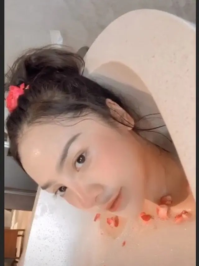 7 Momen Anya Geraldine Mandi Kembang Ini Curi Perhatian