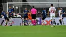 Bek Sevilla, Diego Carlos mencetak gol ketiga untuk timnya ke gawang Inter Milan pada pertandingan Final Liga Europa di Stadion Rhein Energie, Cologne, Jumat (21/8/2020). Gol indah Diego Carlos menjadi penentu kemenangan Sevilla 3-2 atas Inter Milan. (Wolfgang Rattay/Pool via AP)