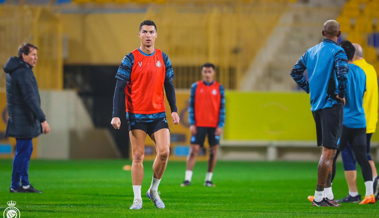 Dalam kesempatan itu, Cristiano Ronaldo juga sempat menunjukkan keahliannya yaitu lompatan tingginya yang dijuluki Air Ronaldo. (Twitter Al Nassr FC)