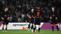 Bek Barcelona asal Spanyol #05, Inigo Martinez Berridi (C), dan rekan setimnya melihat setelah Real Sociedad mencetak gol pertama mereka selama pertandingan liga Spanyol antara Real Sociedad dan FC Barcelona di stadion Anoeta di San Sebastian, Senin dini hari WIB (11/11/2024). (ANDER GILLENEA/AFP)