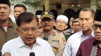 Ketum DMI Jusuf Kalla (JK) usai meninjau penyemprotan disinfektan di Masjid Al-Munawwar Pasar Minggu, Jakarta Selatan, Jumat (13/3/2020). (Liputan6.com/Ady Anugrahadi)
