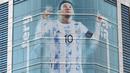 <p>Gambar besar kapten Argentina Lionel Messi dipajang di sebuah gedung jelang Piala Dunia 2022 di Doha, Qatar, Minggu (6/11/2022). Piala Dunia 2022 akan dimulai pada 20 November 2022 hingga 18 Desember dengan menampilkan pertandingan pembuka antara tuan rumah Qatar vs Ekuador pada 20 November 2022. (Gabriel BOUYS/AFP)</p>