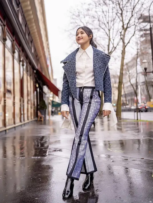 Selanjutnya, istri Kaesang ini tampil serba biru dari perpaduan kain Indonesia. Mulai dari blazer bercorak batik Gedog yang dirancang oleh desainer Denny Wirawan. Dikombinasikan kemeja putih sebagai inner Credit: Instagram/(@erinagudono)