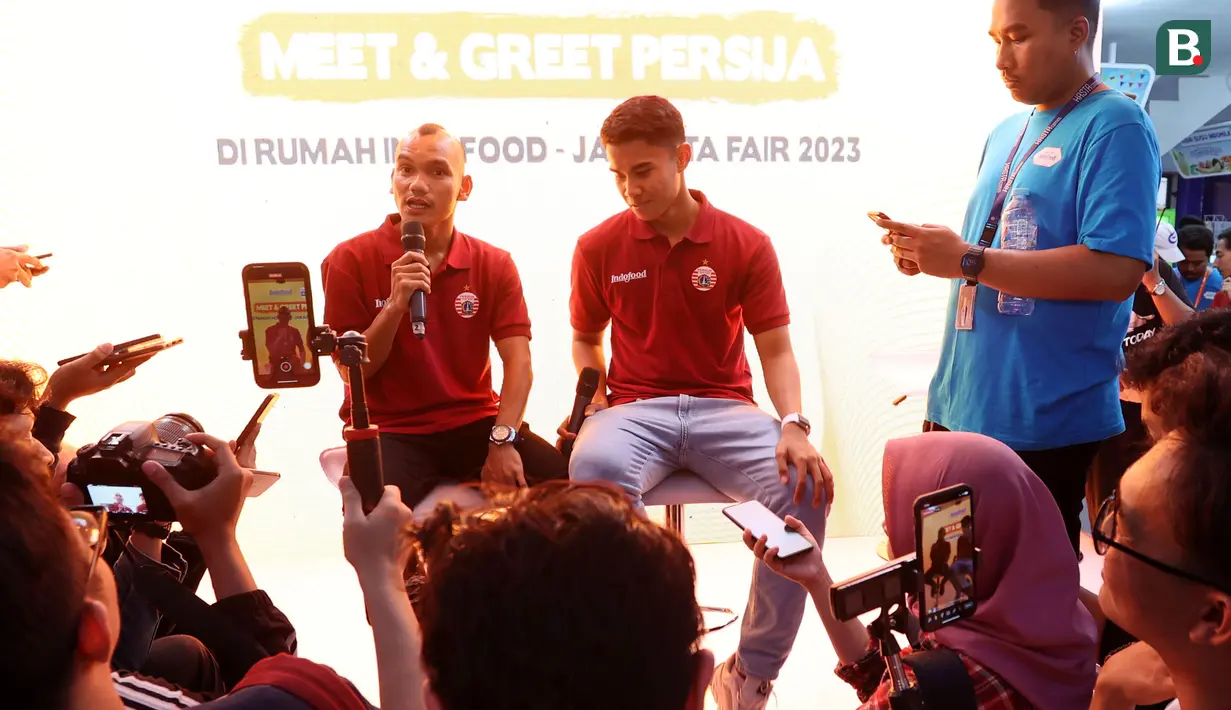 Dua pemain Persija Jakarta, Riko Simanjuntak (kiri) dan Aji Kusuma memberikan keterangan kepada wartawan saat acara meet and greet bertajuk Rumah Indofood di Jakarta International Expo (JIExpo) Kemayoran, Jakarta Pusat, pada Kamis (22/6/2023). (Bola.com/M Iqbal Ichsan)