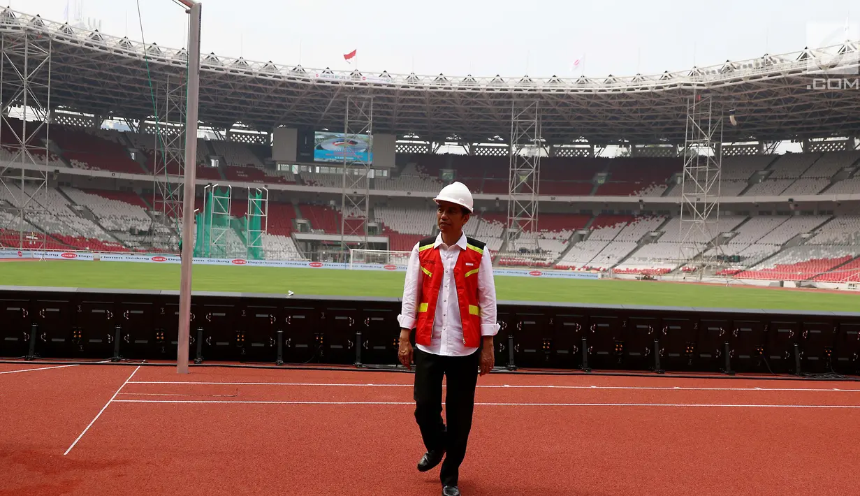 Presiden Joko Widodo (Jokowi) meninjau renovasi Stadion Utama Gelora Bung Karno, Jakarta, Kamis (19/10). Kedatangan Jokowi untuk menyaksikan sertifikasi 9.700 tenaga kerja konstruksi di seluruh Indonesia secara serentak. (Liputan6.com/Angga Yuniar)