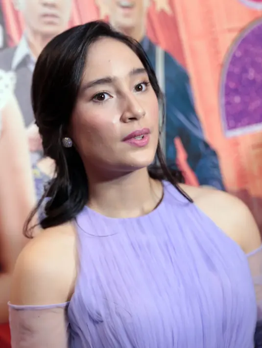 "Aku tuh buat bikin rambut itu harus datang minimal dua jam sebelum syuting dimulai," jelas pemain film Negeri Van Oranje ini kepada Liputan6.com saat ditemui di SCTV Tower, Senayan City, Jakarta, beberapa waktu lalu. (Deki Prayoga/Bintang.com)