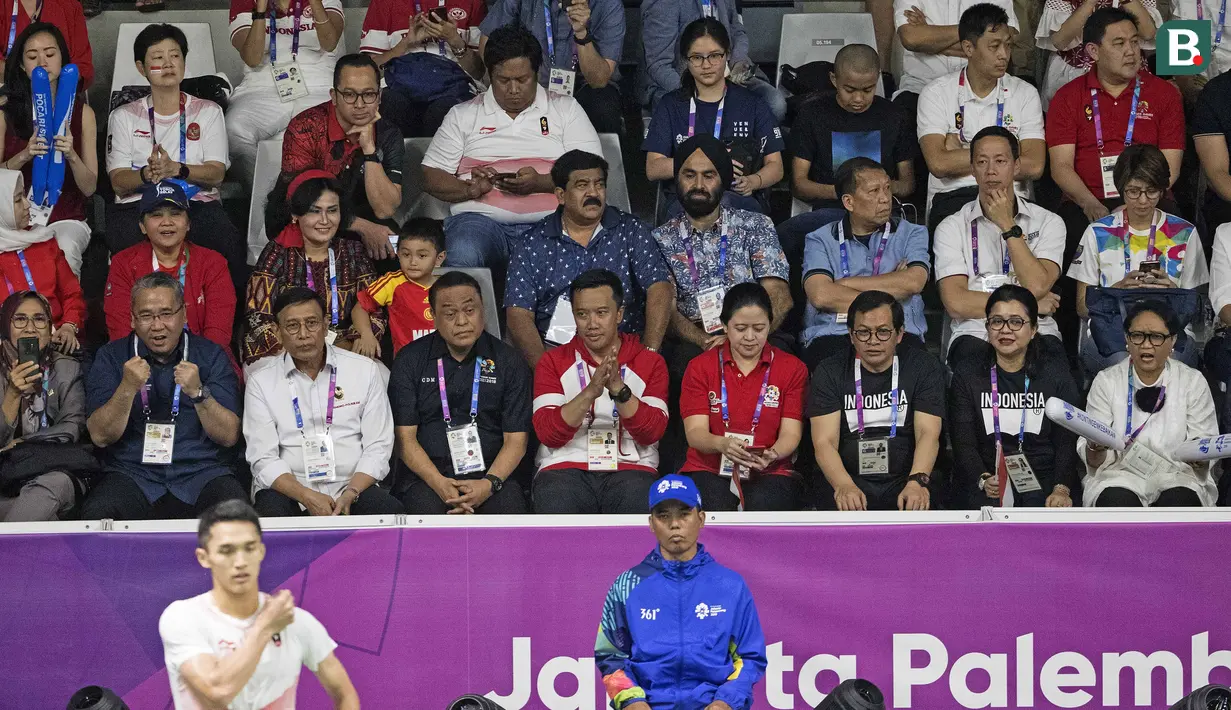 Suasana penonton saat pertandingan anata pebulutangkis Indonesia, Jonatan Christie, melawan wakil China Taipei, Chou Tien Chen, pada final tunggal putra bulutangkis di Istora Senayan, Selasa (28/8/2018). (Bola.com/Peksi Cahyo)