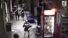 Terekam CCTV, seorang pria menenteng kepala istri yang dipenggal ke sepanjang jalan. 