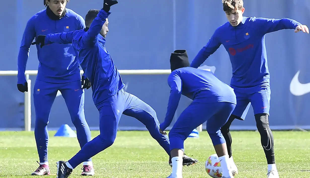 Bek Barcelona Jules Kounde (Kiri), bek Barcelona Jordi Alba dan gelandang Barcelona Sergi Roberto (kanan) menghadiri sesi latihan Madrid, di tempat latihan Joan Gamper di Sant Joan Despi, Rabu (1/3/2023). Pertandingan ini menjadi kesempatan bagi kedua tim untuk menjaga peluang menutup musim 2022/23 dengan setidaknya satu trofi.  (Pau BARRENA / AFP)